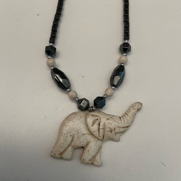 Sandstone Elephant pendant - Picture 3 of 3
